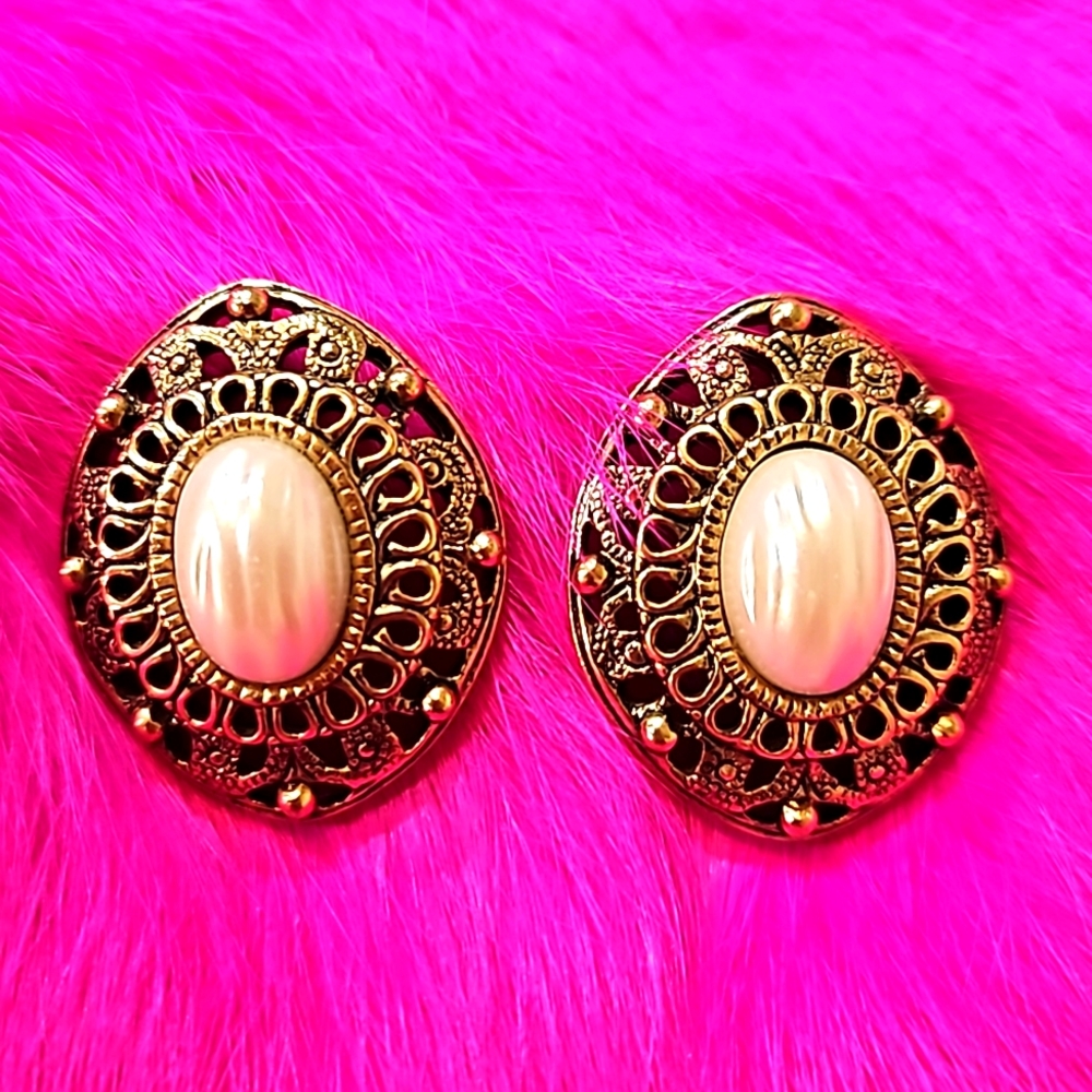 GOLD PEARL CENTER VINTAGE PIERCED EARRINGS